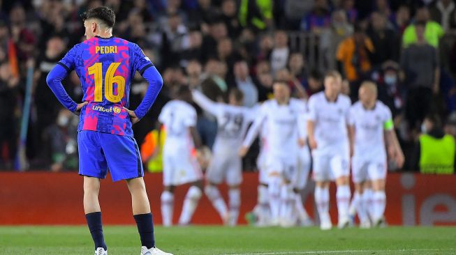 Gelandang Barcelona, ​​Pedri, bereaksi selama pertandingan sepak bola leg kedua perempat final Liga Europa antara  Barcelona melawan Eintracht Frankfurt di Camp Nou, Jumat (15/4/2022) pagi WIB.  Jose Jordan / AFP