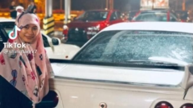 Viral! Ustazah Piawai Kendarai Mobil JDM R33