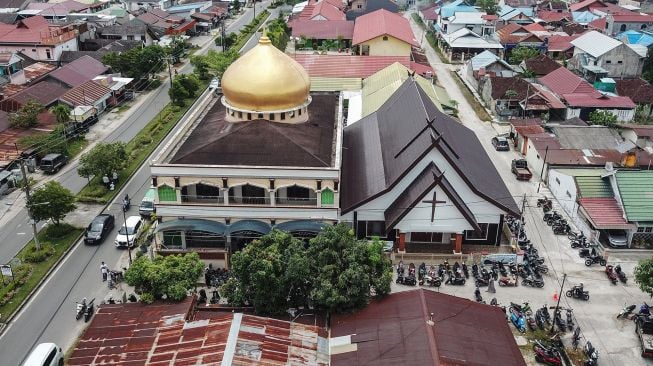 Masjid Satu Tembok dengan Gereja di Palangka Raya