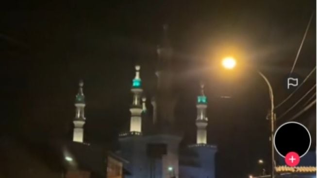 Kocak! Marbot Masjid Ini Bangunkan Sahur dengan Cara Nyanyi Lagu "Sahur Ora Sahur Sakarepmu" Warganet: Indahnya Ramadhan