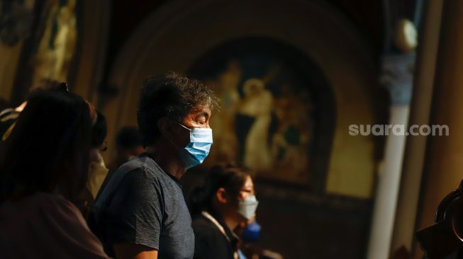 Umat Kristiani saat mengikuti ibadah Jumat Agung di Gereja Katedral, Jakarta Pusat, Jumat (15/4/2022). [Suara.com/Alfian Winanto]