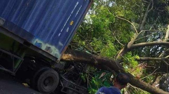 Kecelakan Truk Kontainer di Jombang Akibatkan Lima Warung Rusak Cukup Parah