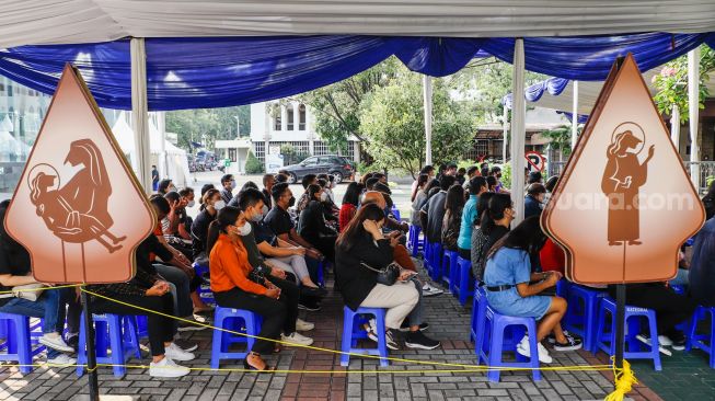 Umat Kristiani saat mengikuti ibadah Jumat Agung di Gereja Katedral, Jakarta Pusat, Jumat (15/4/2022). [Suara.com/Alfian Winanto]