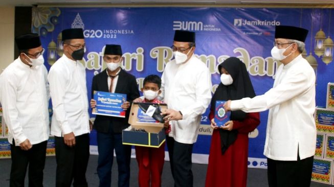 Jamkrindo Bagikan Ribuan Paket Sembako dan Bantuan Sepatu untuk Anak Yatim