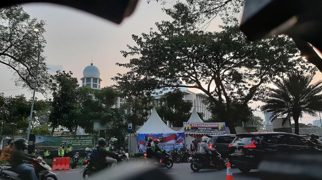 Arus Lalu Lintas di Depan Gedeja Katedral Saat Ibadah Jumat Agung