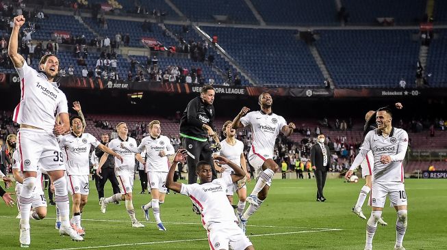 Para pemain Eintracht Frankfurt merayakan akhir pertandingan sepak bola leg kedua perempat final Liga Europa antara FC Barcelona melawan Eintracht Frankfurt di Camp Nou, Jumat (15/4/2022) pagi WIB. Jose Jordan / AFP