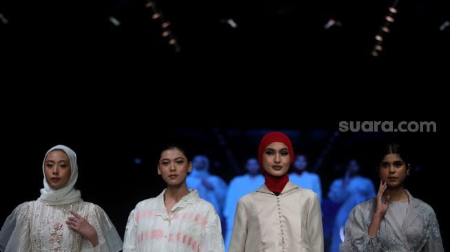 Model menunjukkan hasil riasan saat acara Wardah Beauty Conference, Indonesia Fashion Week 2022, Jakarta Convention Center (JCC), Jakarta, Jumat (15/4/2022). [Suara.com/Angga Budhiyanto]