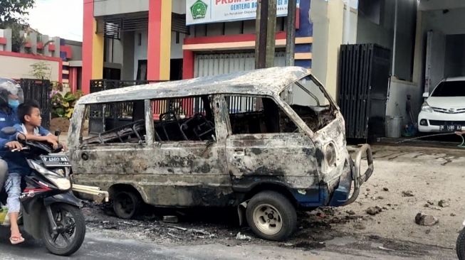 Mobil Angkut Pertamax Tabrak Pagar Lalu Kebakaran, Empat Orang Terluka