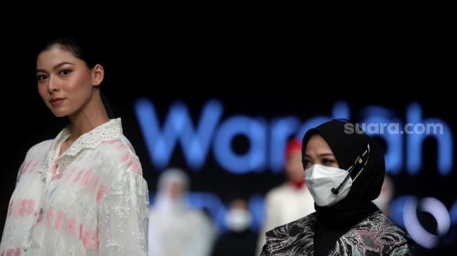 Model menunjukkan hasil riasan saat acara Wardah Beauty Conference, Indonesia Fashion Week 2022, Jakarta Convention Center (JCC), Jakarta, Jumat (15/4/2022). [Suara.com/Angga Budhiyanto]