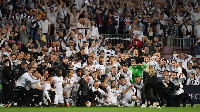 Para pemain Eintracht Frankfurt merayakan akhir pertandingan sepak bola leg kedua perempat final Liga Europa antara FC Barcelona melawan Eintracht Frankfurt di Camp Nou, Jumat (15/4/2022) pagi WIB. Jose Jordan / AFP