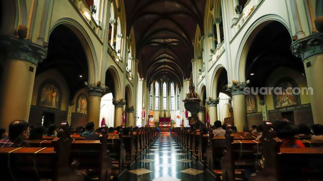 Umat Kristiani saat mengikuti ibadah Jumat Agung di Gereja Katedral, Jakarta Pusat, Jumat (15/4/2022). [Suara.com/Alfian Winanto]