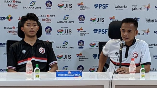 Pelatih tim U-20 Indonesia All Star Ilham Romadhona (kanan) dan pemainnya Ahmad Attalah Araihan memberikan keterangan kepada media usai menjalani laga International Youth Championship (IYC) 2021 kontra skuad U-18 Bali United di Stadion Internasional Jakarta (JIS), Jakarta, Jumat (15/4/2022). Indonesia All Star memenangkan pertandingan itu dengan skor 3-0. (ANTARA/Michael Siahaan)