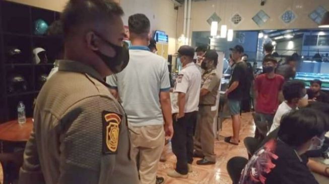 Satpol PP Bubarkan Pengunjung Sejumlah Kafe di Padang, Ini Perkaranya