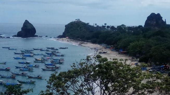 Tiket Masuk Wisata Pantai Watu Ulo dan Pantai Papuma Gratis Mulai 4 Mei 2022