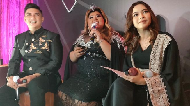 Rara Lida (kanan) bersama, Rendy Samuel dan istri, Shindy Samuel selaku owner Glam Shine Cosmetics. [dokumentasi pribadi]