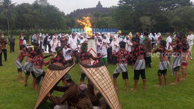 Kirab Obor Pesonas 2022, Pesan Damai Anak Disabilitas Intelektual dari Candi Borobudur