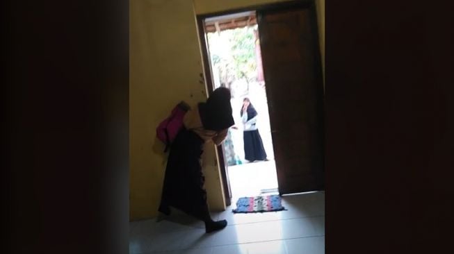 Viral Bocah SD Siap Berangkat Sekolah di Jam Ngabuburit, Kakak Ngakak Lihat Ekspresi Bingungnya