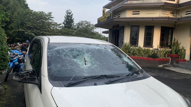 Toyota Cayla Putih Diamuk Warga di Jalan Raya Cipanas, Diduga Tabrak Lari Pengendara Motor