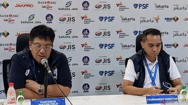 Pihak penyelenggara International Youth Championship (IYC) 2021 sekaligus “chairman” Pancoran Soccer Field (PSF) I Gede Widiade (kiri) dan Direktur Turnamen IYC 2021 Tigorshalom Boboy memberikan keterangan terkait perkembangan IYC 2021 di Stadion Internasional Jakarta (JIS), Jakarta, Jumat (15/4/2022). ANTARA/Michael Siahaan