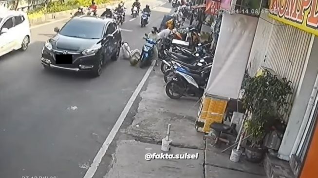 Viral Ibu-ibu Terserempet Mobil sampai Gas yang Dibawa Menggelinding (instagram/@fakta.sulsel)