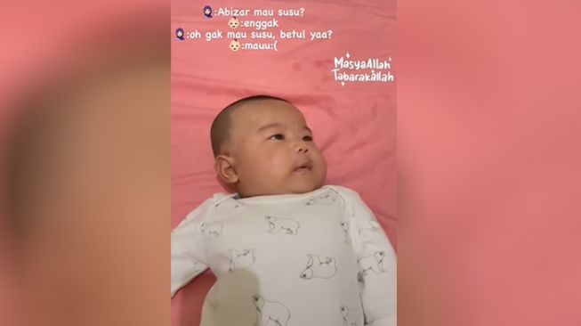 Tangkapan layar bayi 3 bulan di Sumut sudah bisa bicara. [TikTok @devidwi47]