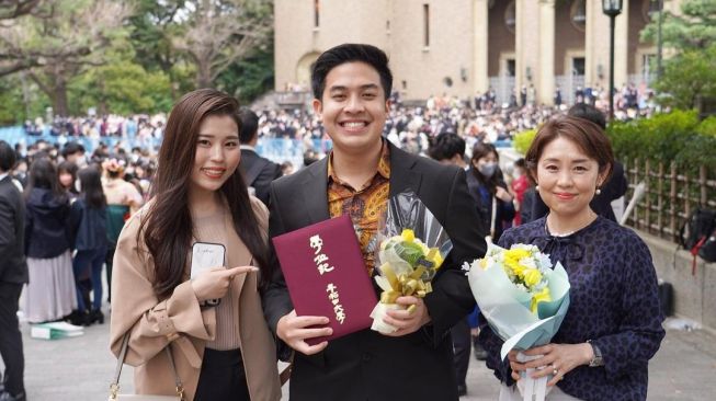 10 Potret Jerome Polin Wisuda di Jepang, Penampilan Beda Sendiri dari ...