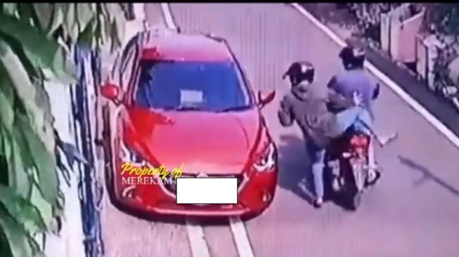 Detik-detik Spion Mobil Mazda Raib Dalam Sekejap, Pemotor Honda Vario Jadi Pelaku