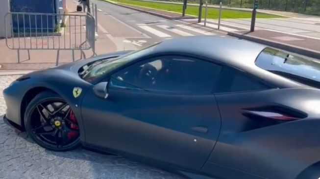 Pemain PSG Layvin Kurzawa telat datang ke tempat latihan menggunakan Ferrari F8 Tributo (Instagram, Twitter)