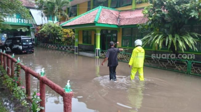 Banjir Menerjang Sekolah di Malang, Dokumen Penting hingga Alat Musik Terendam