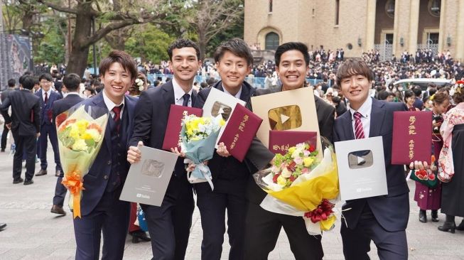 10 Potret Jerome Polin Wisuda di Jepang, Penampilan Beda Sendiri dari ...