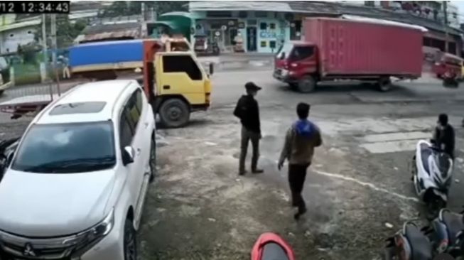 Dua Pria Terekam CCTV Mau Maling Motor, Warga yang Memergoki Diduga Malah Diancam (instagram/@fakta.beriita)