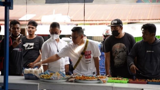 Sedekah di Bulan Ramadhan, Wali Kota Pontianak besama Evan Hobby Makan Borong dagangan Takjil untuk Dibagikan ke Warga