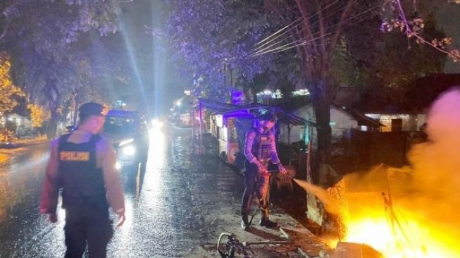 Sepeda Motor Terbakar di Pringsewu, Api Sambar Warung Tenda Pinggir Jalan