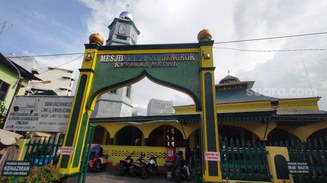 Masjid Lama Gang Bengkok Medan Sajikan 100 Porsi Bubur Pedas untuk Berbuka Puasa
