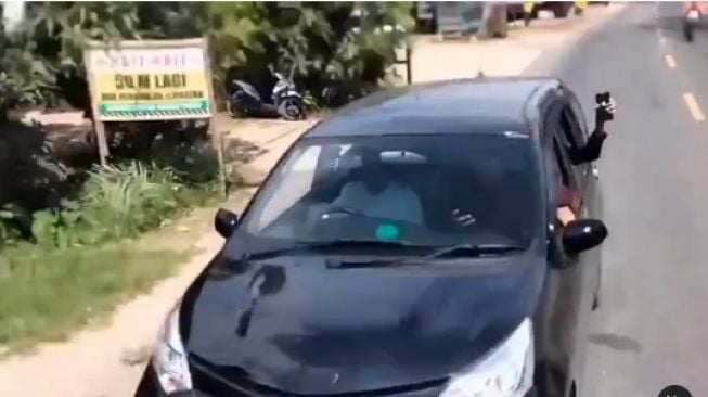 Duh Arogannya, Halangi Mobil Damkar yang Melaju Darurat, Penumpang Mobil Malah Acungkan Jari Tengah ke Petugas