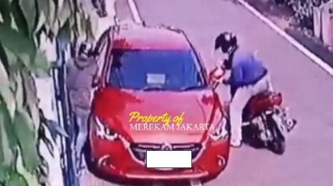 Pencurian spion yang terparkir di pinggir jalan (Instagram)