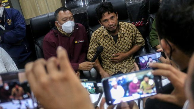 Korban begal yang sempat ditetapkan menjadi tersangka kasus pembunuhan terhadap pelaku, Amaq Sinta (kanan) didampingi kuasa hukumnya memberi keterangan kepada wartawan di Mapolda NTB, Mataram, Sabtu (16/4/2022).  ANTARA FOTO/Dhimas Budi Pratama
