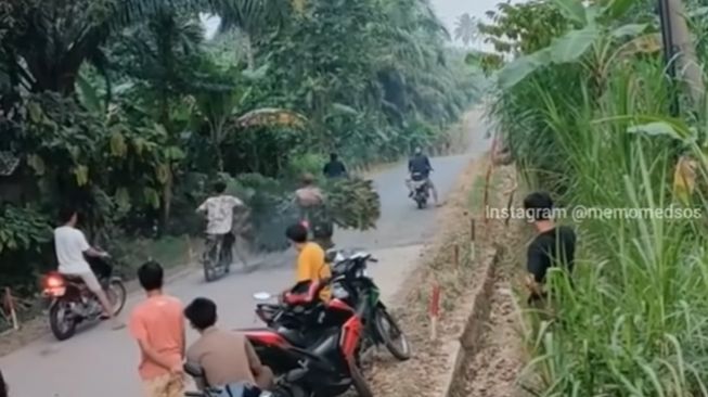 Jalan Kampung Dipakai Balapan Liar, Langsung Kena Karma Instan Saat Sosok Ini Lewat, Publik: Mantap!