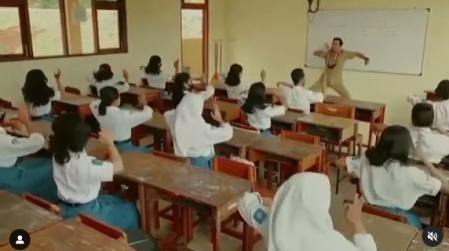 Viral Aksi Guru SMKN 12 Surabaya Ajak Muridnya Menari, Menteri Nadiem Makarim: Senang Sekali Punya Guru Kreatif..