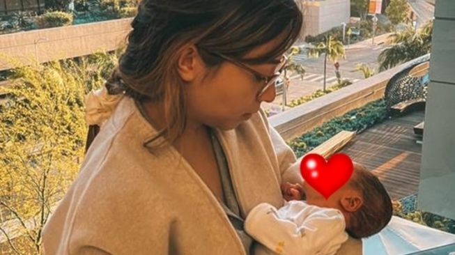 Momong Baby Izz di Lantai, Cara Duduk Nikita Willy Bikin Iri