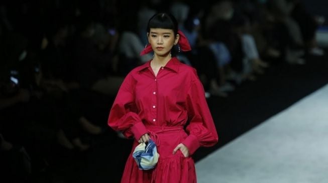 Salah satu koleksi dari brand fashion FREDERIKA, saat tampil di Indonesia Fashion Week 2022. [dokumentasi pribadi]