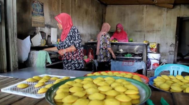 Meski Sudah Mulai Langka, Kue Tradisional Kokes Laris Manis Saat Ramadan