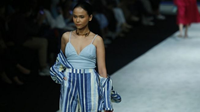 Salah satu koleksi dari brand fashion FREDERIKA, saat tampil di Indonesia Fashion Week 2022. [dokumentasi pribadi]