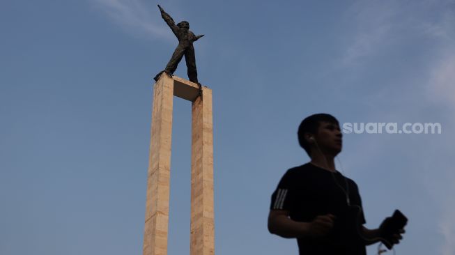 Warga berolahraga di Lapangan Banteng, Jakarta, Minggu (17/4/2022). [Suara.com/Angga Budhiyanto]