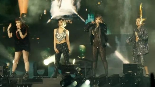 2NE tampil di Coachella 2022 [Soompi]