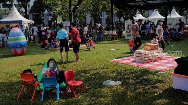 Pengunjung menikmati suasana Festival Telur 2022 di Lapangan Banteng, Jakarta, Minggu (17/4/2022). [Suara.com/Angga Budhiyanto]