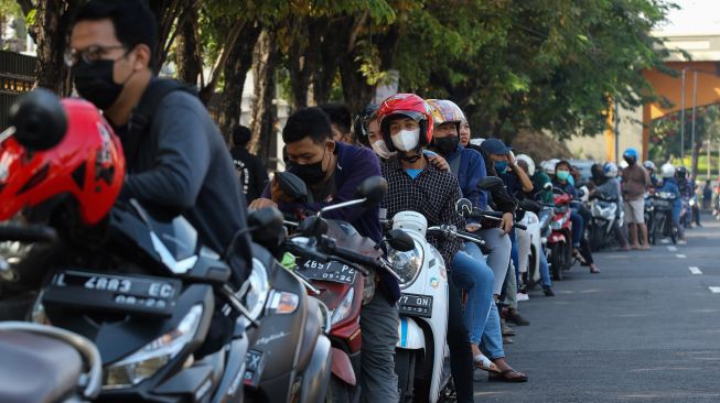 Warga mengantre untuk menukarkan uang baru secara lantatur (layanan tanpa turun) di Kantor Perwakilan Bank Indonesia (BI) Provinsi Jawa Timur di Surabaya, Jawa Timur, Minggu (17/4/2022). ANTARA FOTO/Didik Suhartono