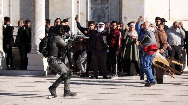 Polisi Israel Pukuli Perempuan dan Anak-anak di Masjid Al Aqsa, Raja Arab Saudi Berang