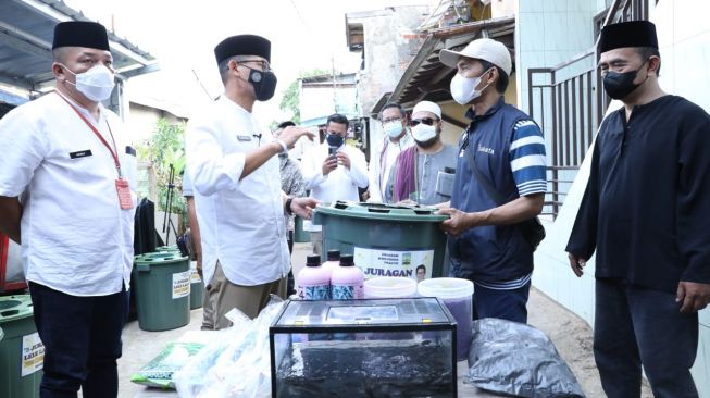 Kurangi Pengangguran, Sandiaga Uno Galakkan Juragan Lele di Bidara Cina