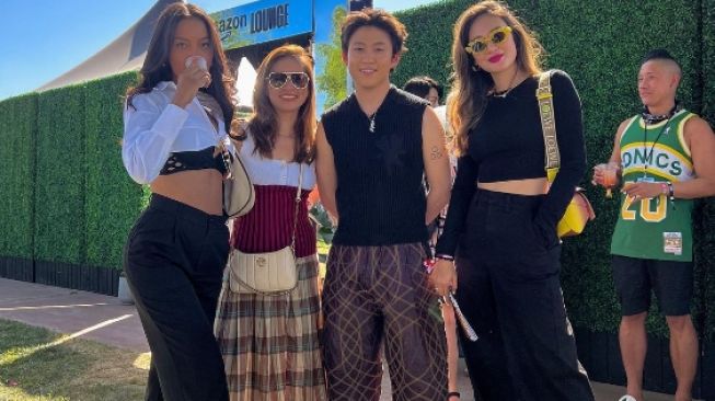 Luna Maya (paling kanan) hadiri Coachella 2022. (Instagram/lunamaya)